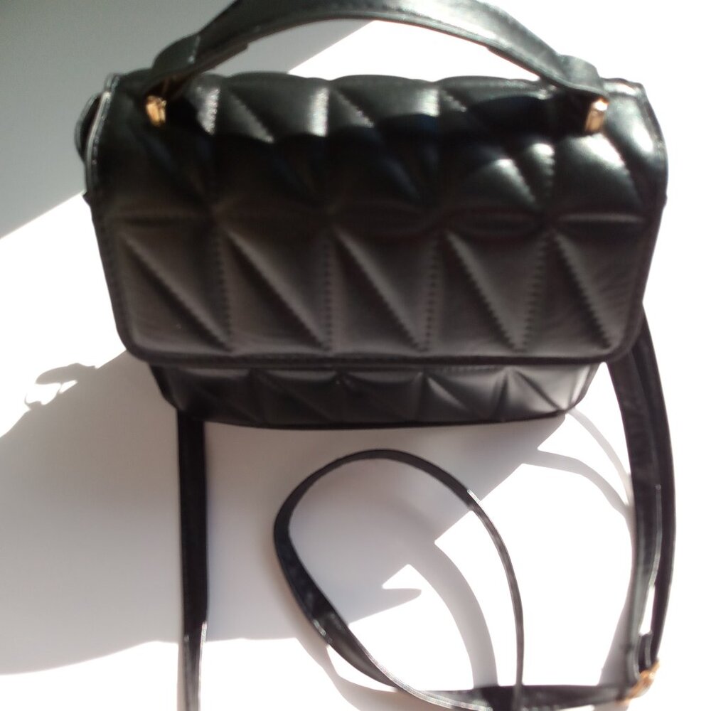🖤 Black Crossbody Bag – Sleek & Versatile 🖤